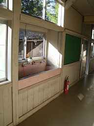 名倉中学校・手洗い場、木造校舎・廃校、愛知県