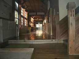愛知県　木造校舎　神田小学校・階段と廊下