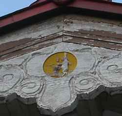 愛知県　木造校舎　月小学校・玄関の「満月とウサギ」模様
