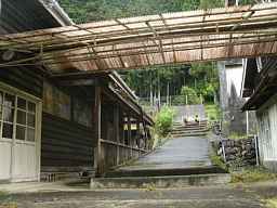 八橋小学校・道端からの階段、木造校舎・廃校、愛知県