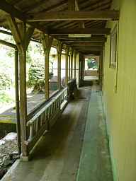 三都橋小学校・渡り廊下内側、木造校舎・廃校、愛知県