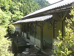 三都橋小学校・渡り廊下外側、木造校舎・廃校、愛知県