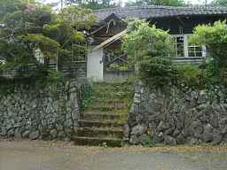 阿寺小学校・正面階段と玄関、木造校舎・廃校、愛知県