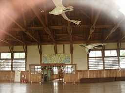 水元小学校　体育館　鶴の模型、青森県の木造校舎