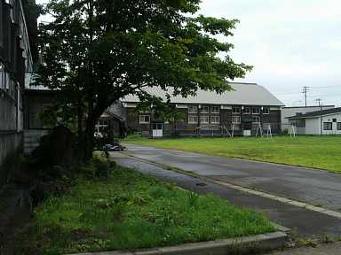 妙堂崎小学校・入口付近より、青森県の木造校舎・廃校