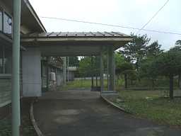 鳴沢小学校・正面玄関・横、木造校舎・廃校、青森県