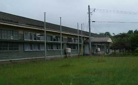 鳴沢小学校・正面玄関側の校舎、青森県の木造校舎・廃校