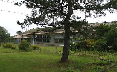 鳴沢小学校・正面玄関付近より、青森県の木造校舎・廃校