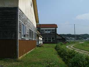 尾別小学校・体育館と校舎裏、木造校舎・廃校、青森県
