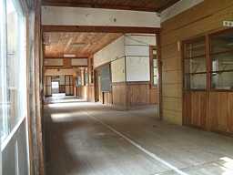 尾別小学校・廊下、青森県の木造校舎・廃校