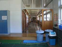今別小学校・廊下、木造校舎、青森県