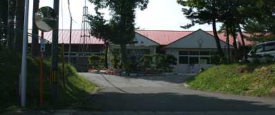 今別小学校・正面玄関、木造校舎、青森県