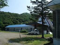 袰月中学校・全景2、青森県の廃校