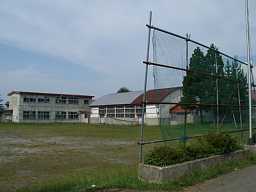 高田中学校・体育館とグラウンド、青森県の廃校