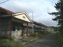 赤石小学校・玄関、青森県の木造校舎・廃校