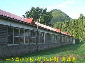 一ツ森小学校・校舎裏側、青森県の木造校舎