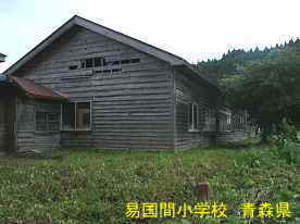 易国間小学校・裏側2、青森県の廃校・木造校舎