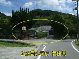近永西小学校・道路より、愛媛県の木造校舎