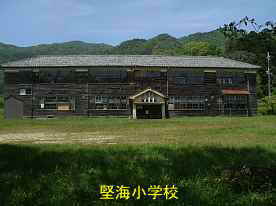 堅海小学校・グランドより2、福井県の木造校舎・廃校