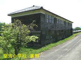 堅海小学校・裏側、福井県の木造校舎・廃校