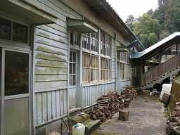上川底小学校・裏と渡り廊下、木造校舎・廃校、福岡県