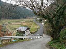 上川底小学校・入口を登った所より、木造校舎・廃校、福岡県