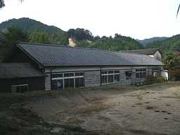 伊良原小学校・裏側全景、木造校舎・廃校、福岡県