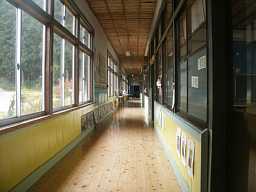 伊良原小学校・廊下、木造校舎・廃校、福岡県