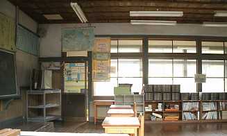 伊良原小学校・教室2、木造校舎・廃校、福岡県