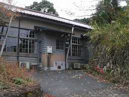 宝珠山小学校・裏側、木造校舎・廃校、福岡県