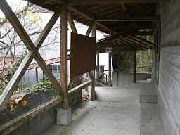 宝珠山小学校・弓道場の渡り廊下、木造校舎・廃校、福岡県