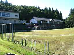 新郷中学校(西会津芸術村)・グランドより、福島県の木造校舎・廃校