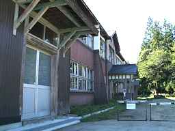新郷中学校(西会津芸術村)・玄関、福島県の木造校舎・廃校