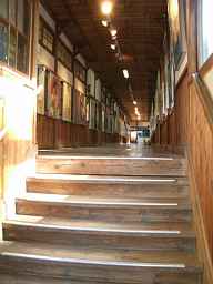 新郷中学校(西会津芸術村)・階段、福島県の木造校舎・廃校