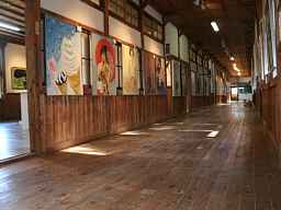 新郷中学校(西会津芸術村)・二階廊下、福島県の木造校舎・廃校