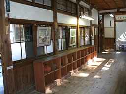 新郷中学校(西会津芸術村)・一階廊下2、福島県の木造校舎・廃校