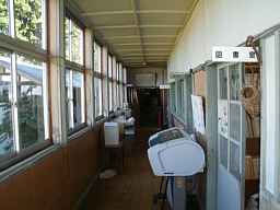 八幡小学校・坂本分校(里山のアトリエ)二階廊下、福島県の木造校舎廃校