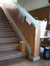 八幡小学校・坂本分校(里山のアトリエ)階段、福島県の木造校舎廃校