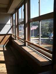 八幡小学校・坂本分校(里山のアトリエ)・二階教室窓、福島県の木造校舎廃校