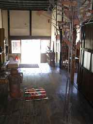 八幡小学校・坂本分校(里山のアトリエ)・玄関方向、福島県の木造校舎廃校