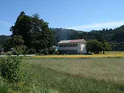 八幡小学校・坂本分校(里山のアトリエ)・遠望、福島県の木造校舎廃校