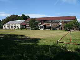 岩月中学校・グランドより全景、福島県の木造校舎・廃校