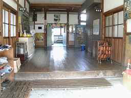 岩月中学校・正面玄関内、福島県の木造校舎・廃校