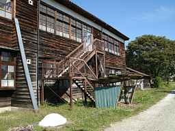岩月中学校・外付け階段、福島県の木造校舎・廃校