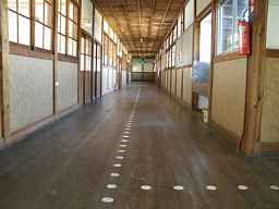 岩月中学校・二階廊下、福島県の木造校舎・廃校