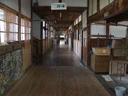 岩月中学校・一階廊下、福島県の木造校舎・廃校