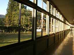 旭田小学校・中妻分校・廊下の窓より、福島県の木造校舎・廃校