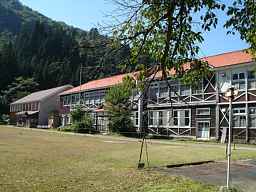 玉梨小学校・全景2、福島県の木造校舎・廃校