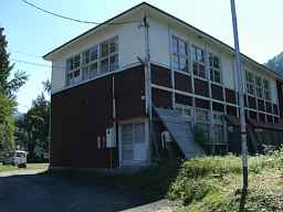 玉梨小学校・裏側、福島県の木造校舎・廃校