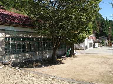 袈裟丸小学校・講堂とグランド、岐阜県の木造校舎・廃校